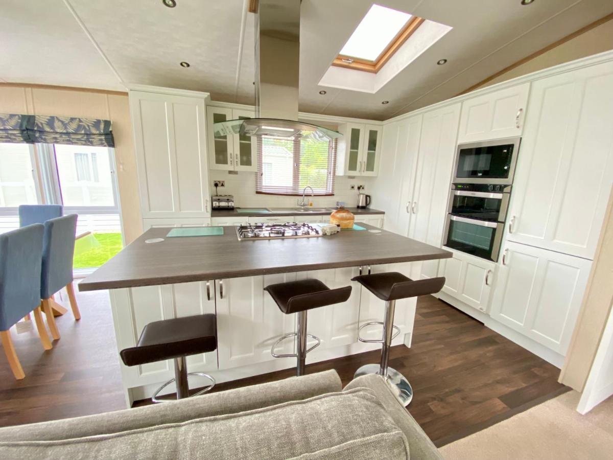 Wildflower, Premium Plus Hot Tub Lodge South Cerney Exterior photo